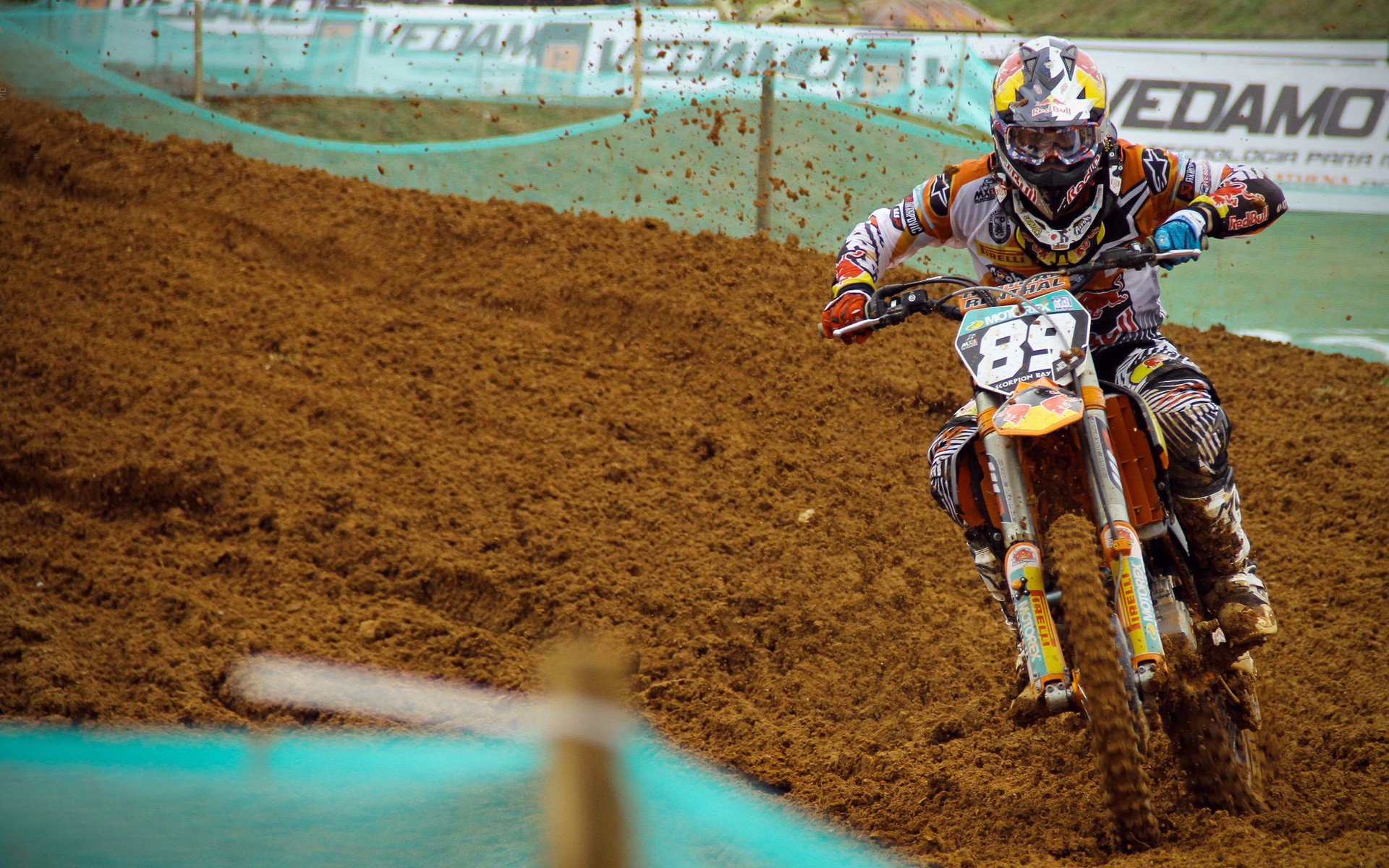 德布劳内官方宣布出色防守新规，切尔西引发争议！赛场气氛高涨