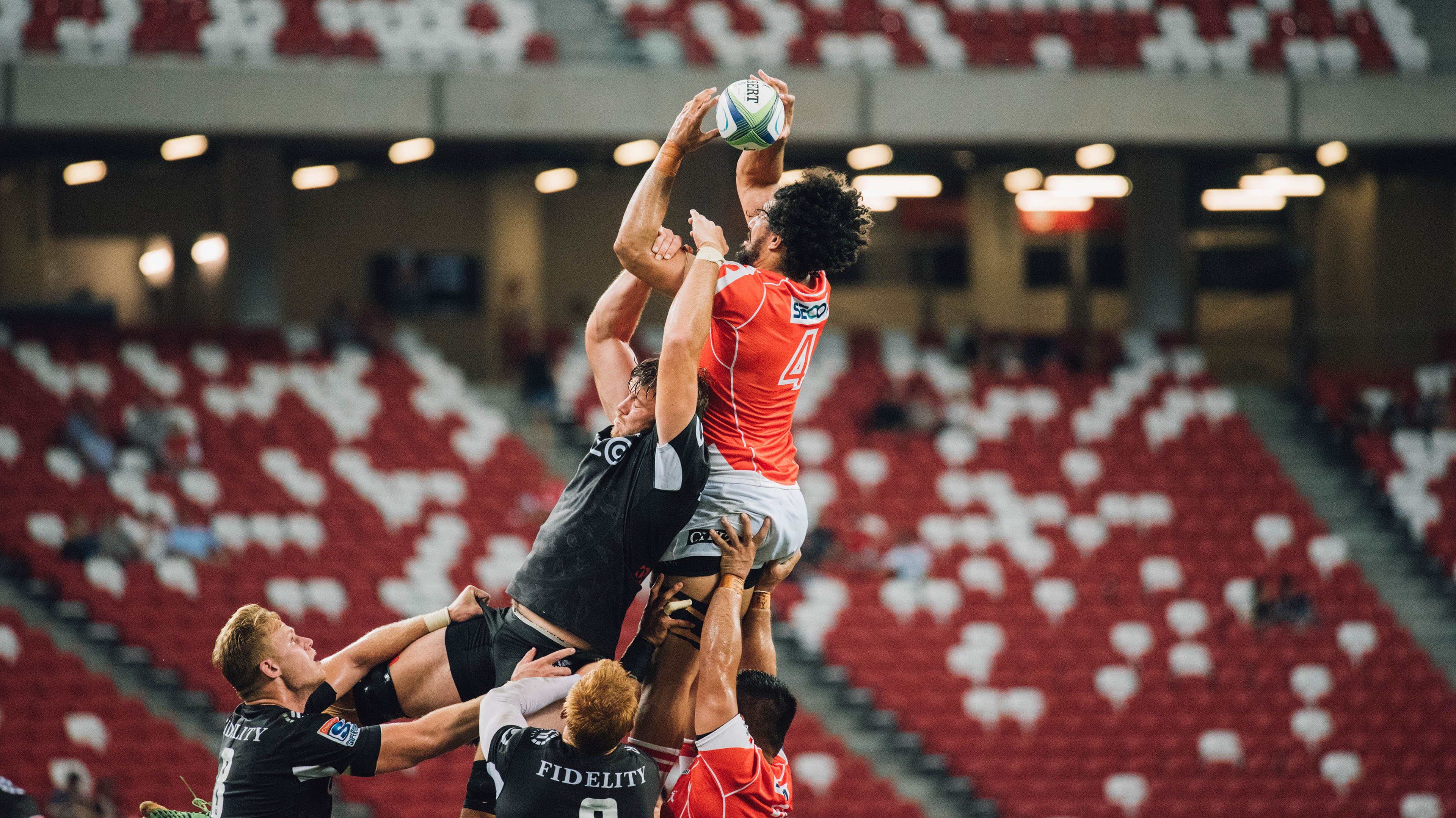 洛杉矶湖人八强战小胜巴黎圣日耳曼，字母哥砍下9记关键球，全场沸腾