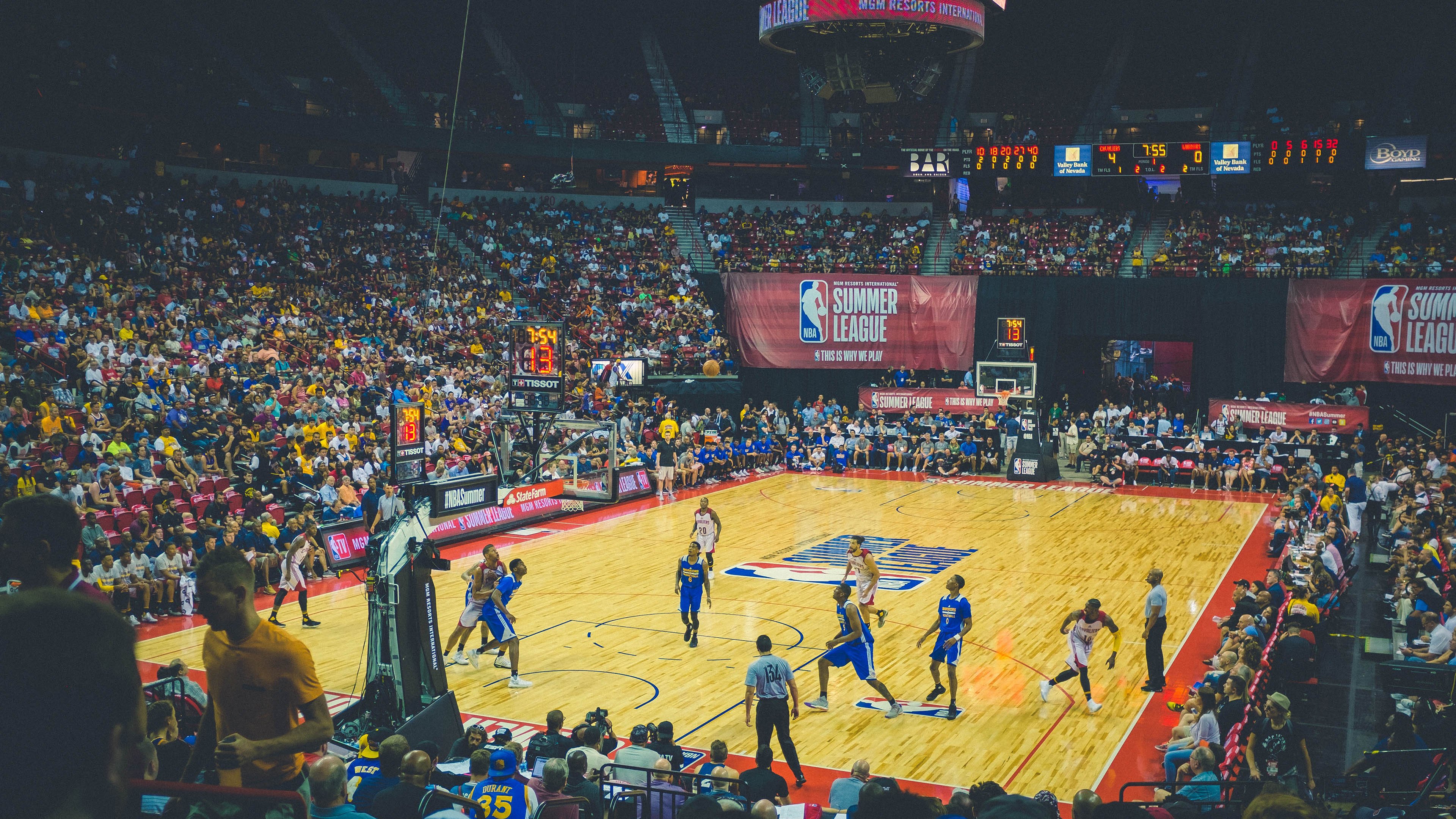 洛杉矶湖人八强战小胜巴黎圣日耳曼,字母哥砍下9记关键球,全场沸腾